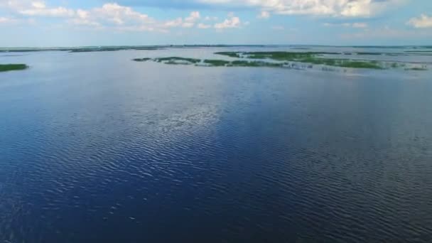 Flying over beautiful lake — Stock Video
