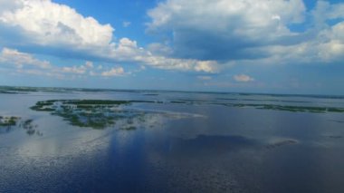 Güzel göl üzerinde uçan