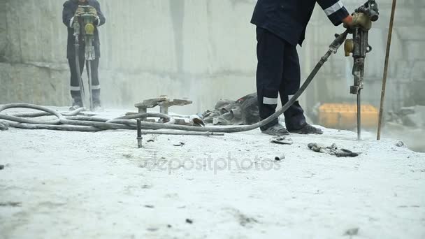 Workers drilled in the granite quarry — Αρχείο Βίντεο