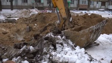 Kazı kovası toprağı kazıyor.