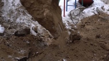 Kazı kovası toprağı kazıyor.
