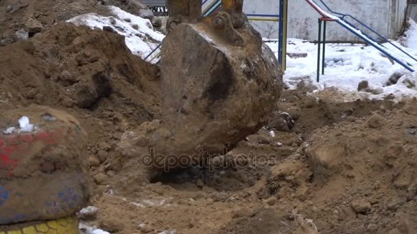 Construction, industry, bucket, excavator, machinery, machine, ground, winter, earth, site, heavy, vehicle, work, equipment, digger, industrial, power, dig, activity, excavation, scoop, large, yellow, mover, transport, shovel, snow, big, development, — Stock Video