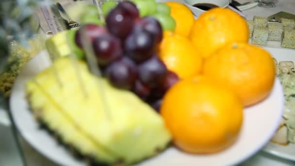 Γιορτινό τραπέζι διακόσμηση φρούτων — Αρχείο Βίντεο