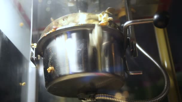 Máquina de palomitas de maíz asado maíz — Vídeos de Stock