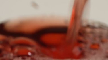 vişne suyu bir bardak dökülür