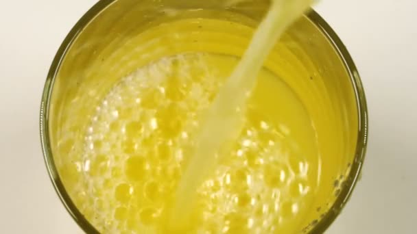 Apelsinjuice hälls i ett glas — Stockvideo