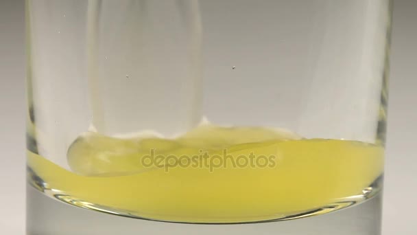 le jus d'orange est versé dans un verre 