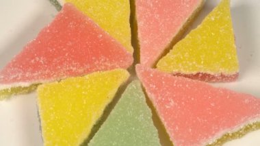Bir pikap üzerinde çok renkli marmelat