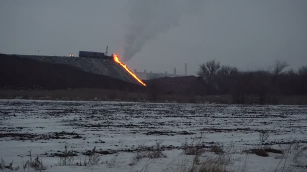 Die geschmolzene Schlacke in einem Hüttenwerk — Stockvideo