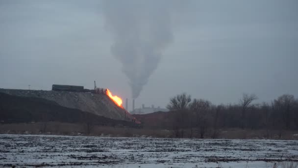 De gesmolten slakken in een metallurgische fabriek — Stockvideo