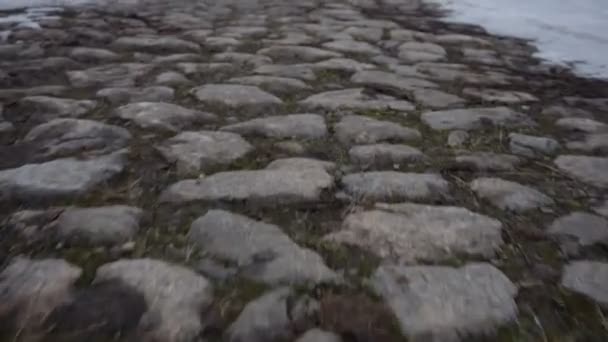 Camino de piedra viejo invierno — Vídeos de Stock