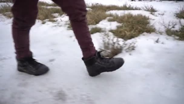 Menino andando na estrada congelada — Vídeo de Stock