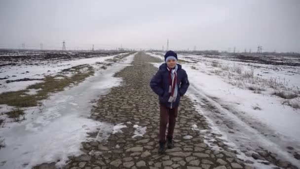 Chłopiec, chodzenie na mrożone road — Wideo stockowe