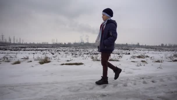 Ragazzo che cammina su strada ghiacciata — Video Stock