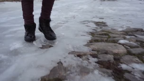 Хлопчик ходить по замерзлій дорозі — стокове відео
