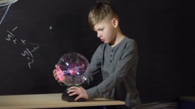 Tesla jeneratör ile oynayan çocuk