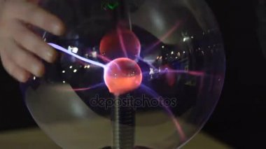 Tesla jeneratör ile oynayan çocuk