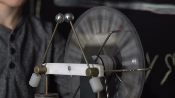 La machine électrostatique produit une étincelle 