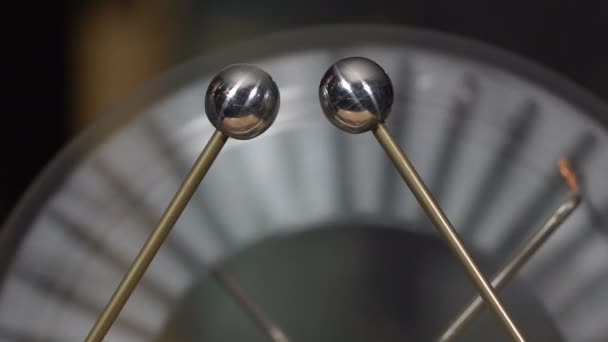 Electrostatic machine produces a spark — Stock Video