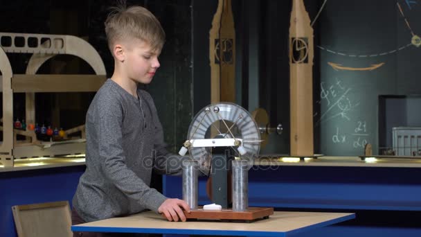 A fiú fordul az elektrosztatikus gép — Stock videók