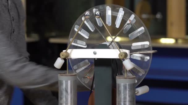 Le garçon tourne la machine électrostatique — Video