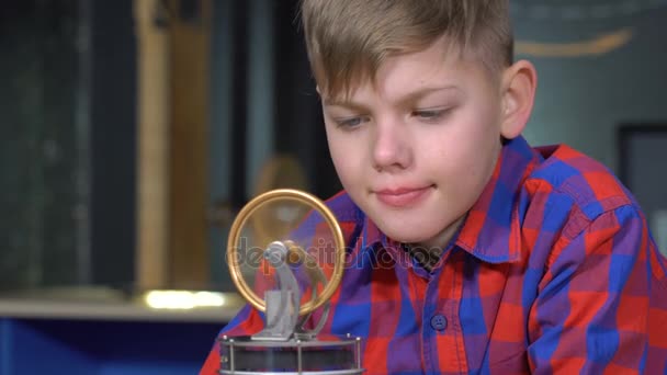De jongen en de Stirlingmotor — Stockvideo