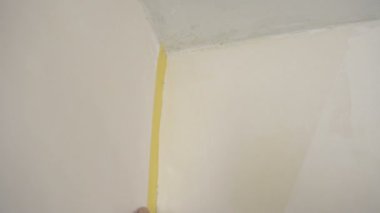 Çalışan yapıştırıcı bant duvardaki