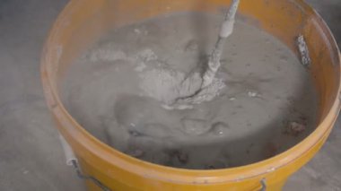 Alçı çözüm yoğurun