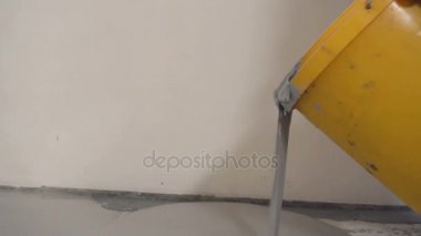 Yarım bir sıva solüsyonu dökün