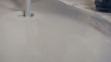 Yarım bir sıva solüsyonu dökün