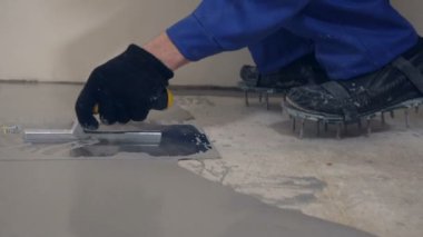 Yarım bir sıva solüsyonu dökün