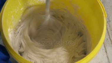 İşçi alçı karışımı kıpırdanırken