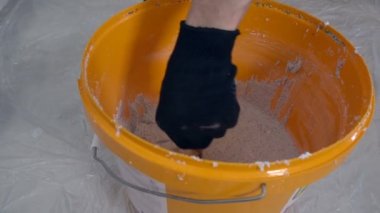 İşçi sıvacı duvar