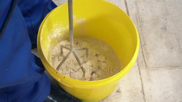 该工作人员激起石膏的混合物 — 图库视频影像