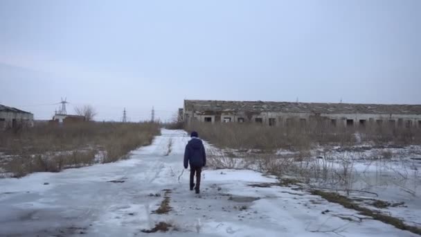 Der Junge befindet sich in der Nähe der zerstörten Farm — Stockvideo