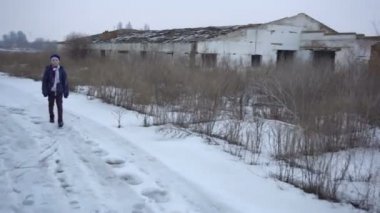 Yıkık çiftliğinin yakınlarında çocuktur