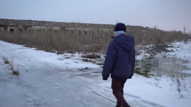Yıkık çiftliğinin yakınlarında çocuktur — Stok video