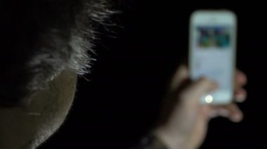 Bir adam bir akıllı telefon kullanır