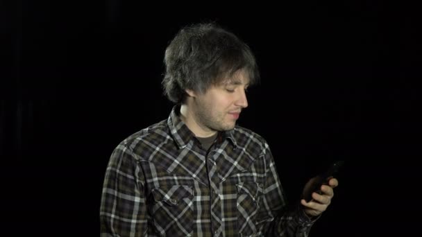 Ein Mann benutzt ein Smartphone — Stockvideo