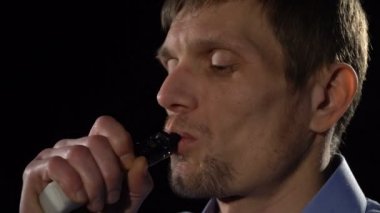 Bir adam elektronik sigara içiyor