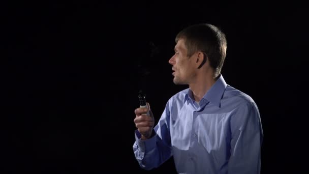 Muž kouří elektronické cigarety — Stock video