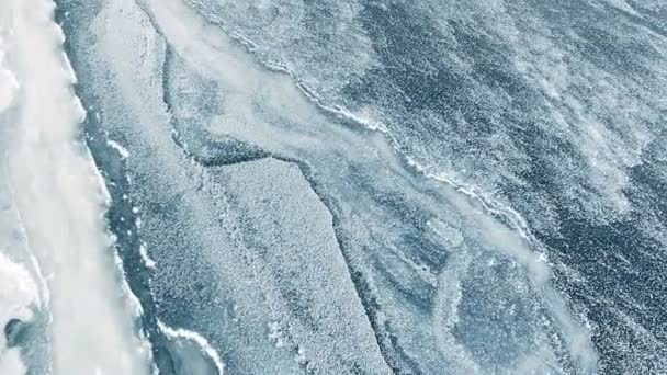 Аэросъемка замерзшей реки — стоковое видео