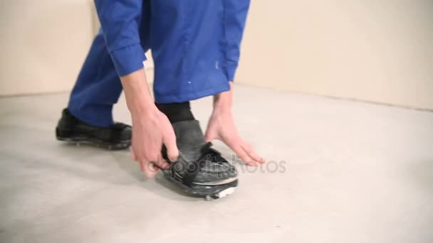 Builder wears shoes with spikes — Stock Video