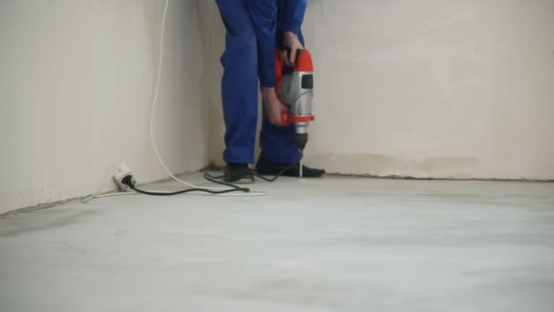 Arbetaren borrar golvet — Stockvideo