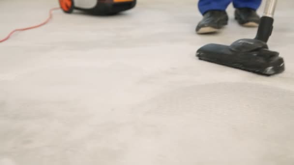 Будівельник вакуумує підлогу — стокове відео