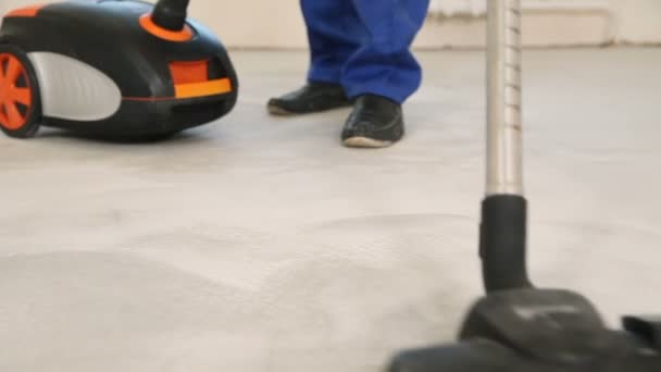 The builder vacuums the floor — Stock Video