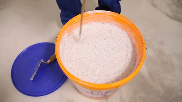 Stir the mosaic plaster of the plaster — Stock Video