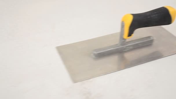 Spatule métallique sur chantier — Video