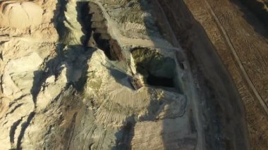 Demir cevheri ocağı üzerinde uçan