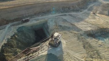 Demir cevheri ocağı üzerinde uçan